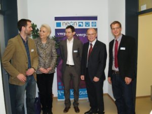 Oberbürgermeisterin Gabriele Bauer und Bezirkstagspräsident Josef Mederer (Zweiter von rechts) im Gespräch mit den Neon-Geschäftsführern Benjamin Grünbichler (von links), Thomas Grill und Ludwig Binder