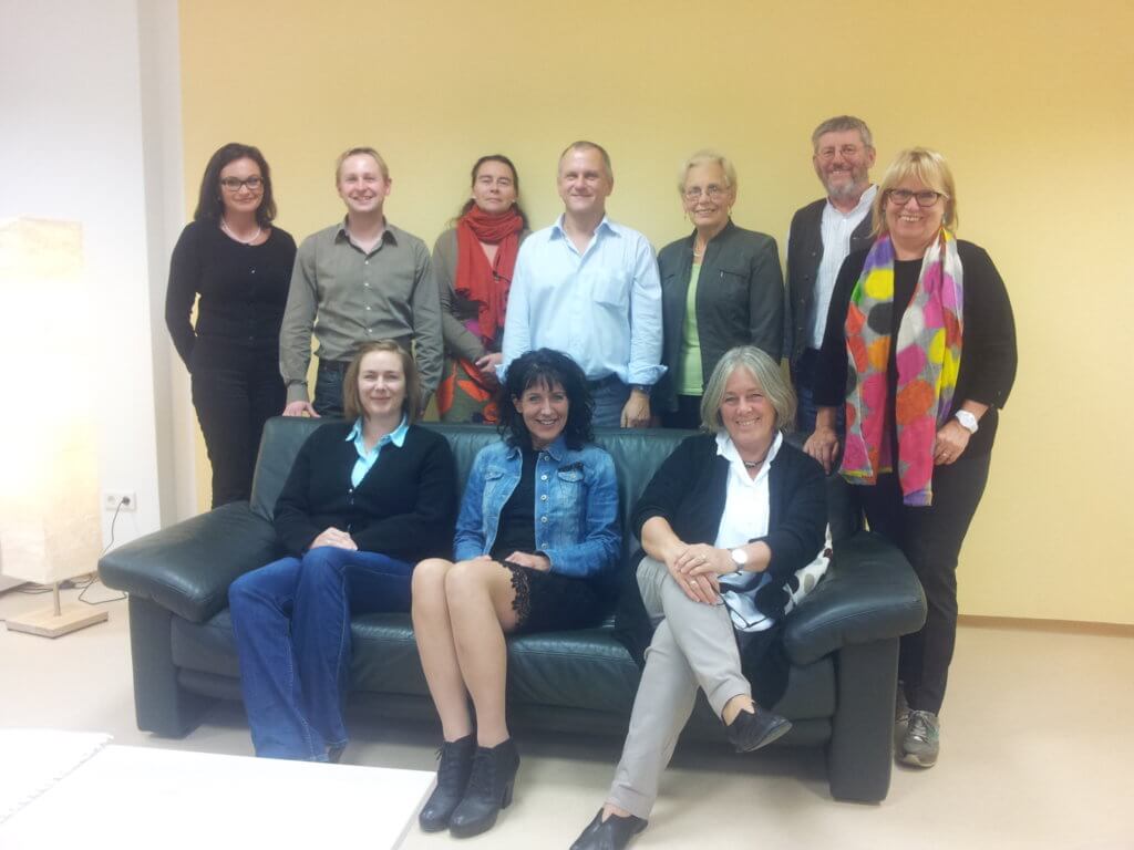 Förderverein neon Gründungsmitglieder des Fördervereins: Realschuldirektorin Marlene Ramm (hinten von links), Rechtsanwalt Peter Dürr, stellvertretend für Vorstandsvorsitzenden Dr. Marc Herzog, Diplom-Pädagogin Simone Gabor, Rechtsanwalt Dr. Andreas Michel, Landtagsabgeordnete a.D. Annemarie Biechl, stellvertretender Vorsitzender Anton Flunger, scheidende Bundestagsabgeordnete Angelika Graf, Beratungsrektorin Kerstin Haferkorn (vorne von links), Bezirksrätin Christine Degenhart und Sabine Hauser. Foto re