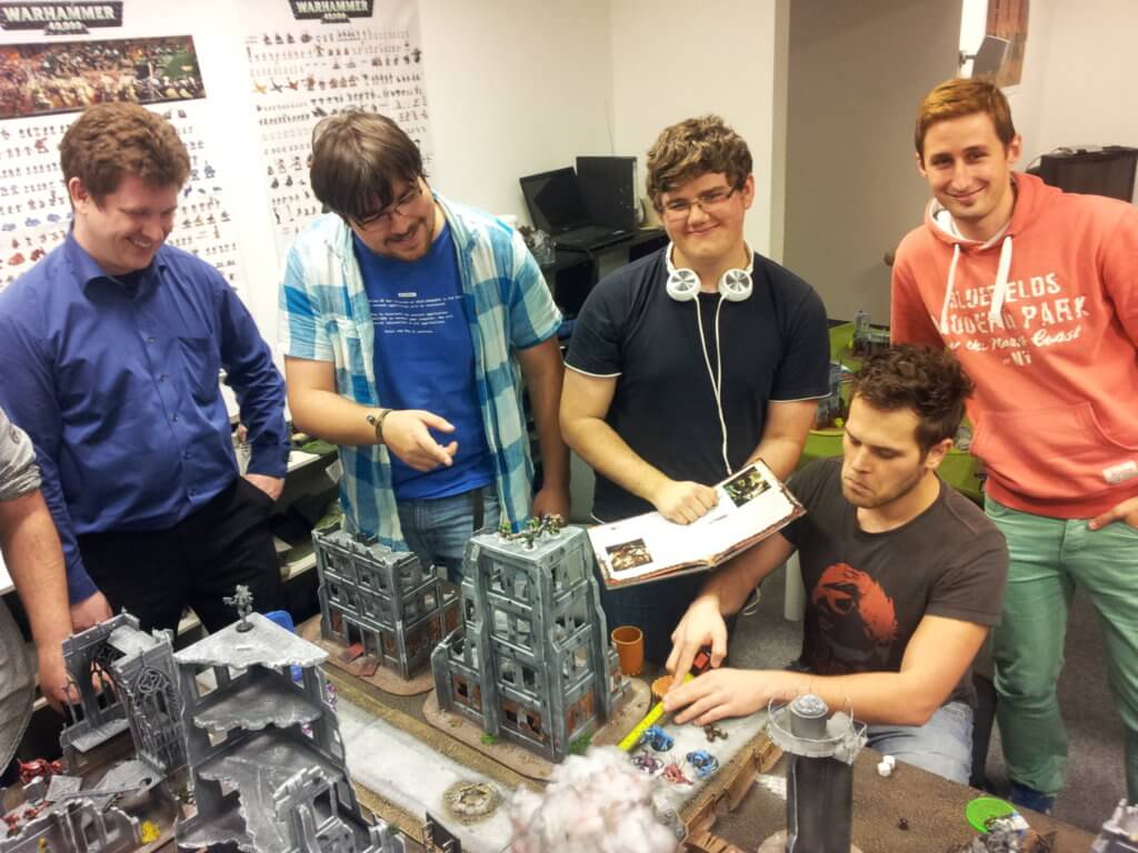 Tabletop-Club Rosenheim Clubmitglieder und Logout-Teilnehmer planen ihr taktisches Vorgehen beim Tabletop-Spiel Warhammer 40.000
