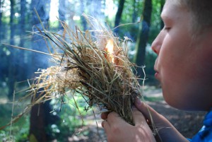 Feuer machen 300x201 - Weg vom Schirm, raus in die Natur!